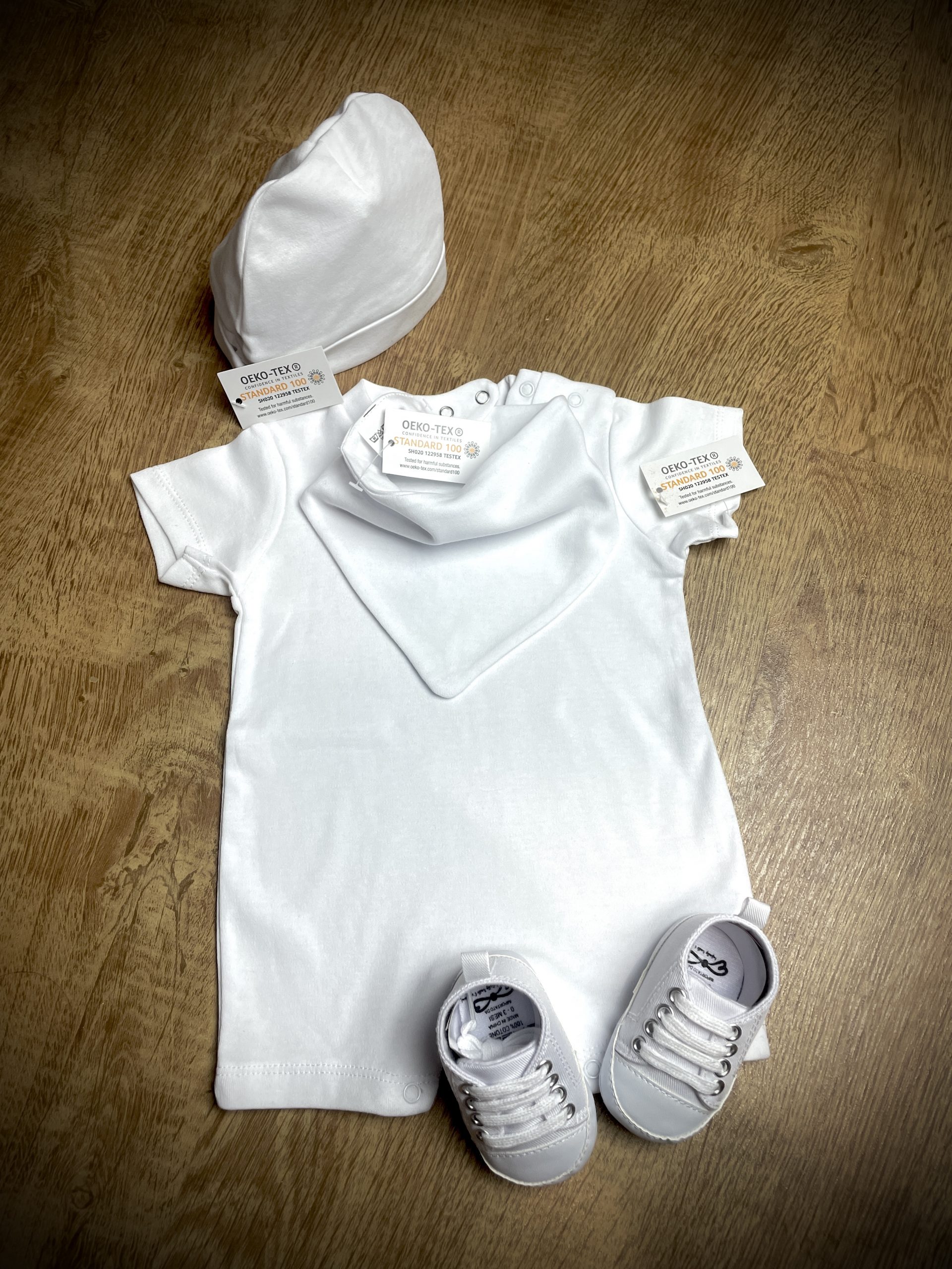 COMPLETO NEONATO PAGLIACCETTO + SCARPINE + CUFFIA + BAVAGLINO